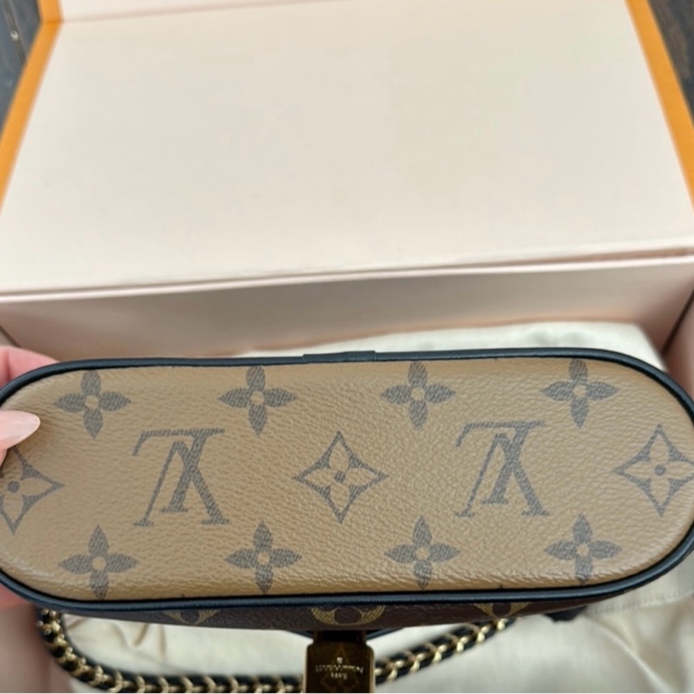 Louis Vuitton Vanity Pouch in Monogram Canvas - Picture 4 of 8